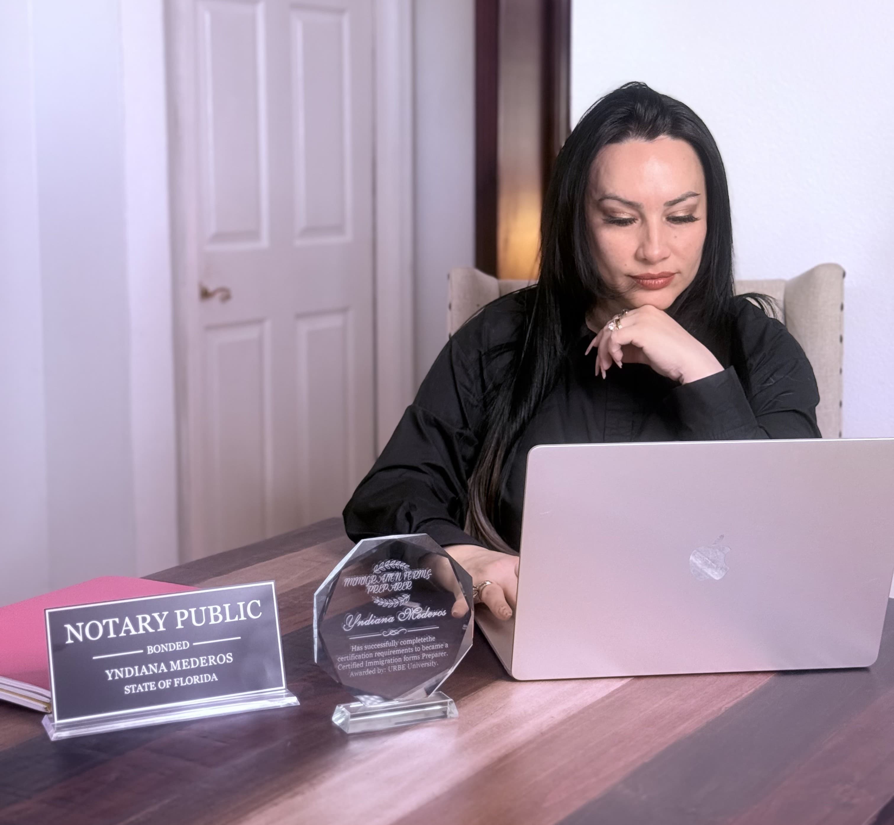 Yndiana Mederos, Public Notary certificada en Florida y fundadora de Y&A Star Services